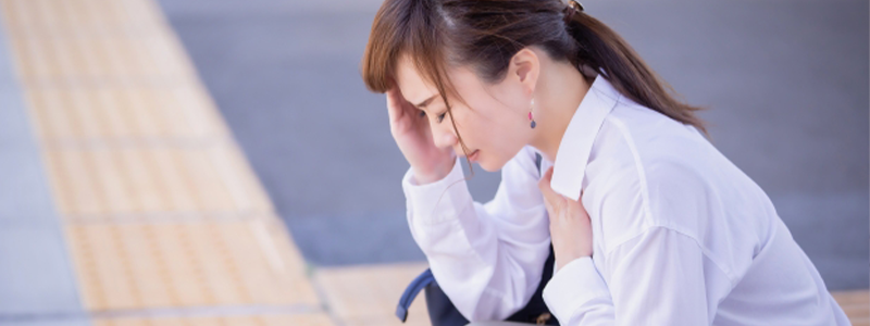 ホームで頭を抱え込み女性