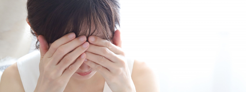 頭を抱える女性